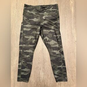 LIKE NEW ATHLETA ULTIMATE CAMO 7/8 TIGHT - Size MP SKU:82